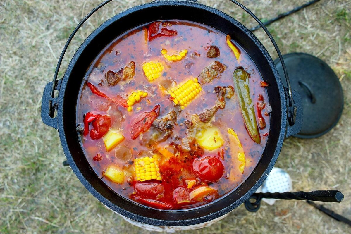 Шурпа из говядины в казане на костре