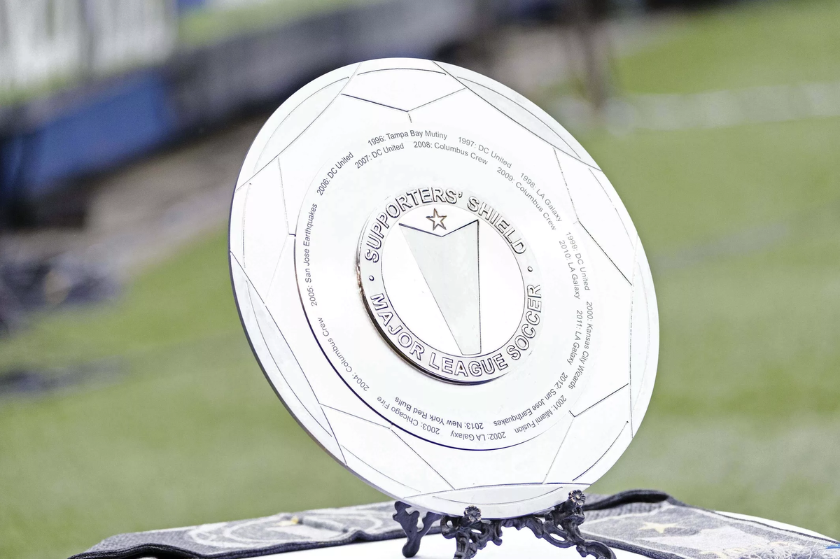 Трофей Supporters' Shield. Изображение взято из Яндекс. Картинки
