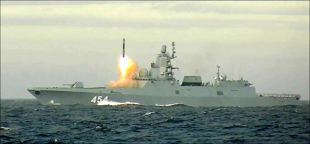 Фрегат Северного флота РФС «Адмирал Горшков» проводит испытания гиперзвуковой ракеты «Циркон» в Баренцевом море в море, успешно поразив цель на расстоянии 1000 км, май 2022 года. угроза со стороны российских военных Европе не исчезает.