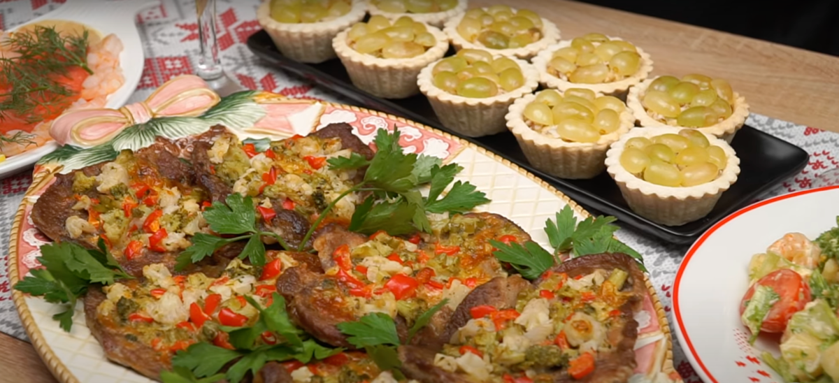 Вот так выглядит альтернативная подача этого салата (тарталетки на заднем плане на новогоднем столе)