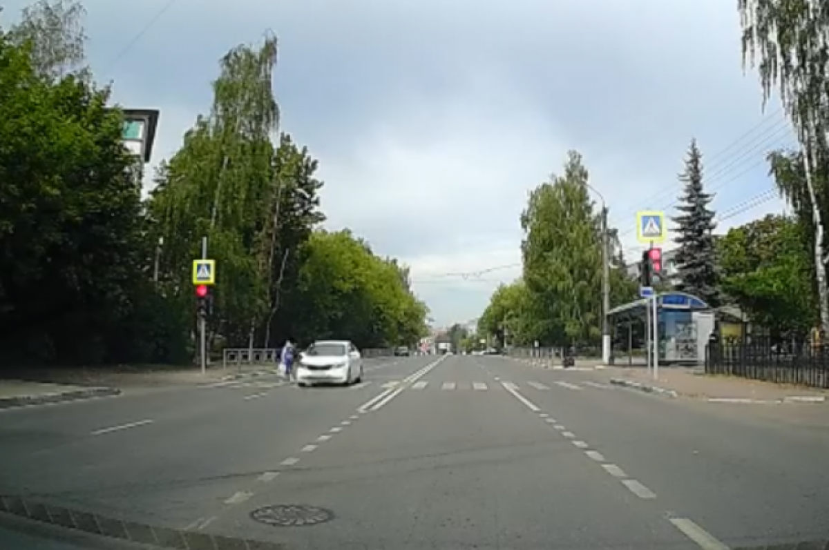    В Твери водитель нарушил ПДД и едва не сбил бабушку на пешеходном переходе