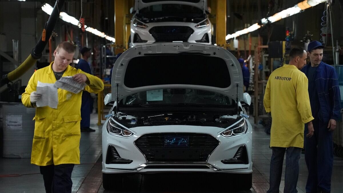    Автомобили Hyundai Sonata на производственном конвейере на предприятии "Автотор" в Калининграде© РИА Новости / Игорь Зарембо