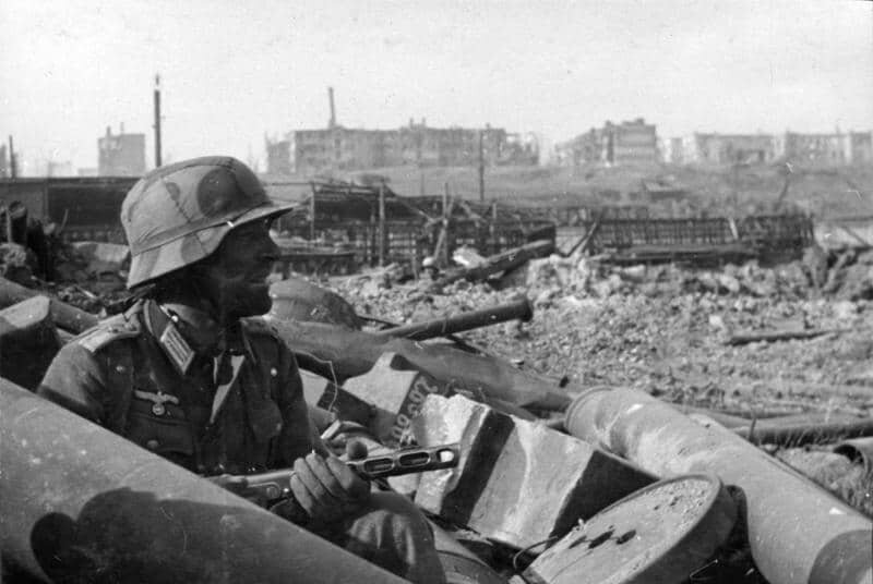    Капитан немецкой армии, поздняя осень 1942 года, Сталинград. Как и многие в вермахте, при наличии выбора он предпочитал советские пистолет-пулеметы немецким, благо у ППШ была выше скорострельность и более высокая начальная скорость пули / ©Wikimedia Commons