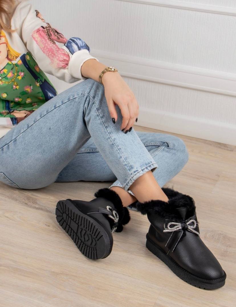 Уважаемые покупатели, модель имеет полноту 7 (G), подходит на среднюю и широкую стопу. В коллекции O'SHADE все самое лучшее с модных подиумов Европы: для вас актуальные цветовые
гаммы, ультрамодные, но универсальные силуэты и
самые новые натуральные материалы.                                                                             
   Параметры:                                                                                                                                
 Цвет: черный
Артикул WB: 134141355
Состав: натуральная кожа
Ширина упаковки: 26.5 см
Высота подошвы: 2.5 см
Высота упаковки: 31.5 см
Длина упаковки: 12 см
Обхват голенища: 30 см
Высота голенища: 11.5 см
Материал подошвы обуви: ТЭП
Полнота обуви (EUR): G (7)
Материал стельки: шерстяной мех
Страна производства: Китай
Материал подкладки обуви: шерстяной
мех, натуральный мех
Стилистика: повседневная
ТН ВЭД: 6403911800
Комплектация: Угги женские - одна пара в коробке
Пол: Женский
Сезон: зима
