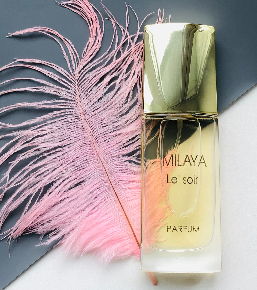 Помадная пудра и пудровая помада. Милая вечером, однозначно, соблазнительна, но не пошла и не развязна. Ее мягкие грани - это блеск атласа и строгость красной помады. Изумительна!