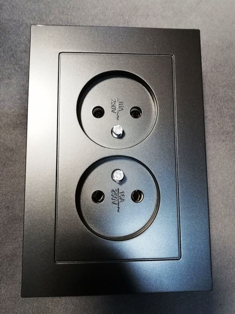 Двойная розетка. Пластик приятный, матовый. Цвет глубокий черный. Правильные геометрические формы корпуса.