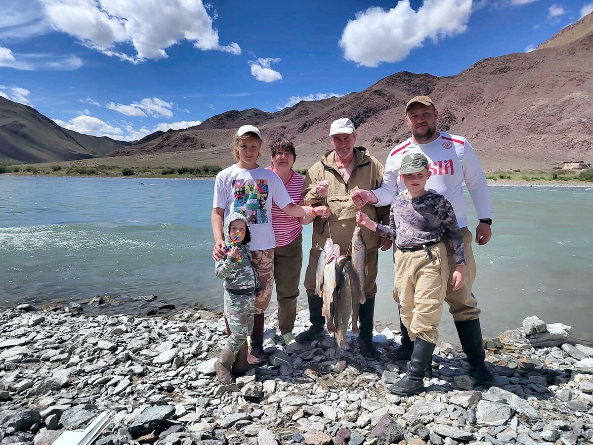 Алексей с детьми, родителями и супругой (2 фото)