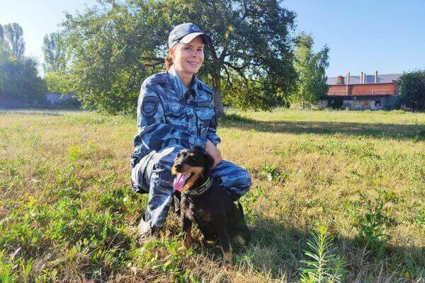    капитан полиции Якупова Юлия Карбангалеевна, старший инспектор-кинолог    
Управления МВД России по г. Тольятти и ягдтерьер Акбеон Пружина