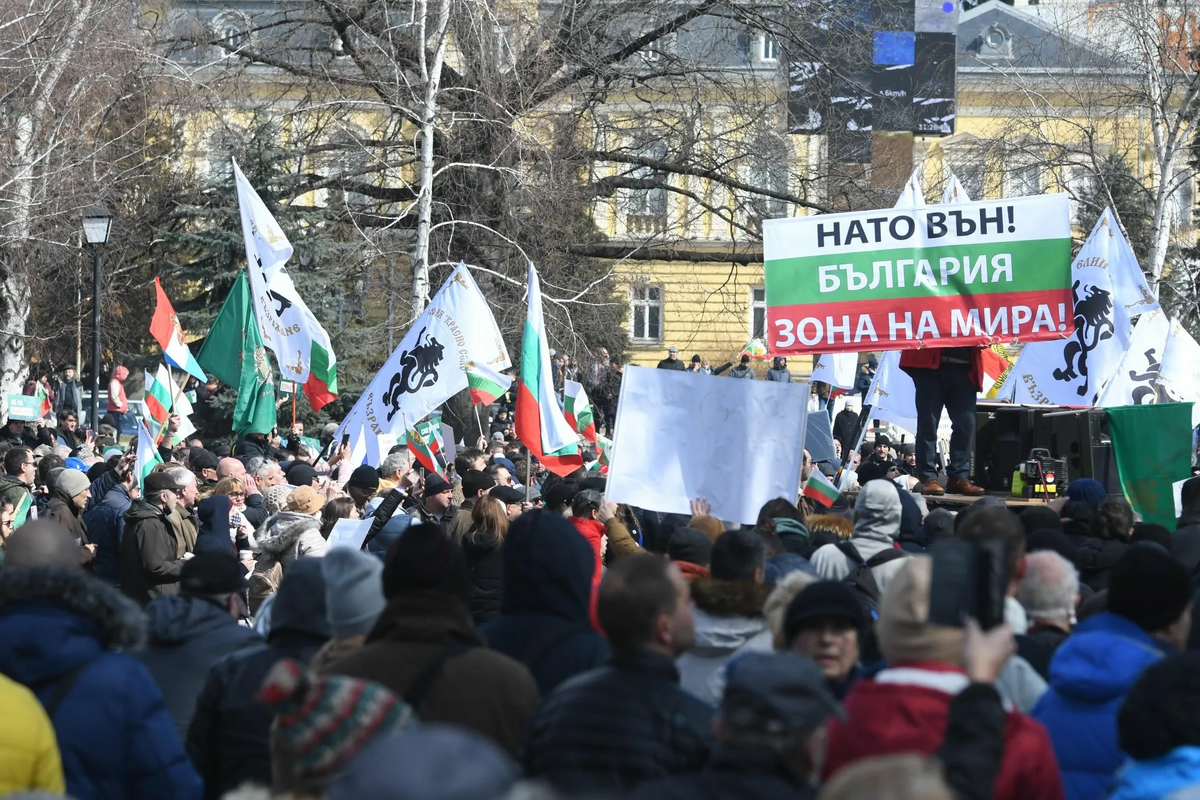 Болгария демонстрация. Митинг в Болгарии против НАТО. Болгария против НАТО. Митинги в Болгарии 2022. Акции против НАТО.