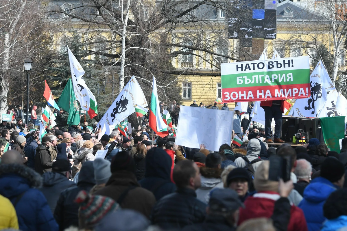 Болгария поддержка. Митинги в Болгарии 2022. Акции против НАТО. Протесты в Болгарии. Болгария против НАТО.