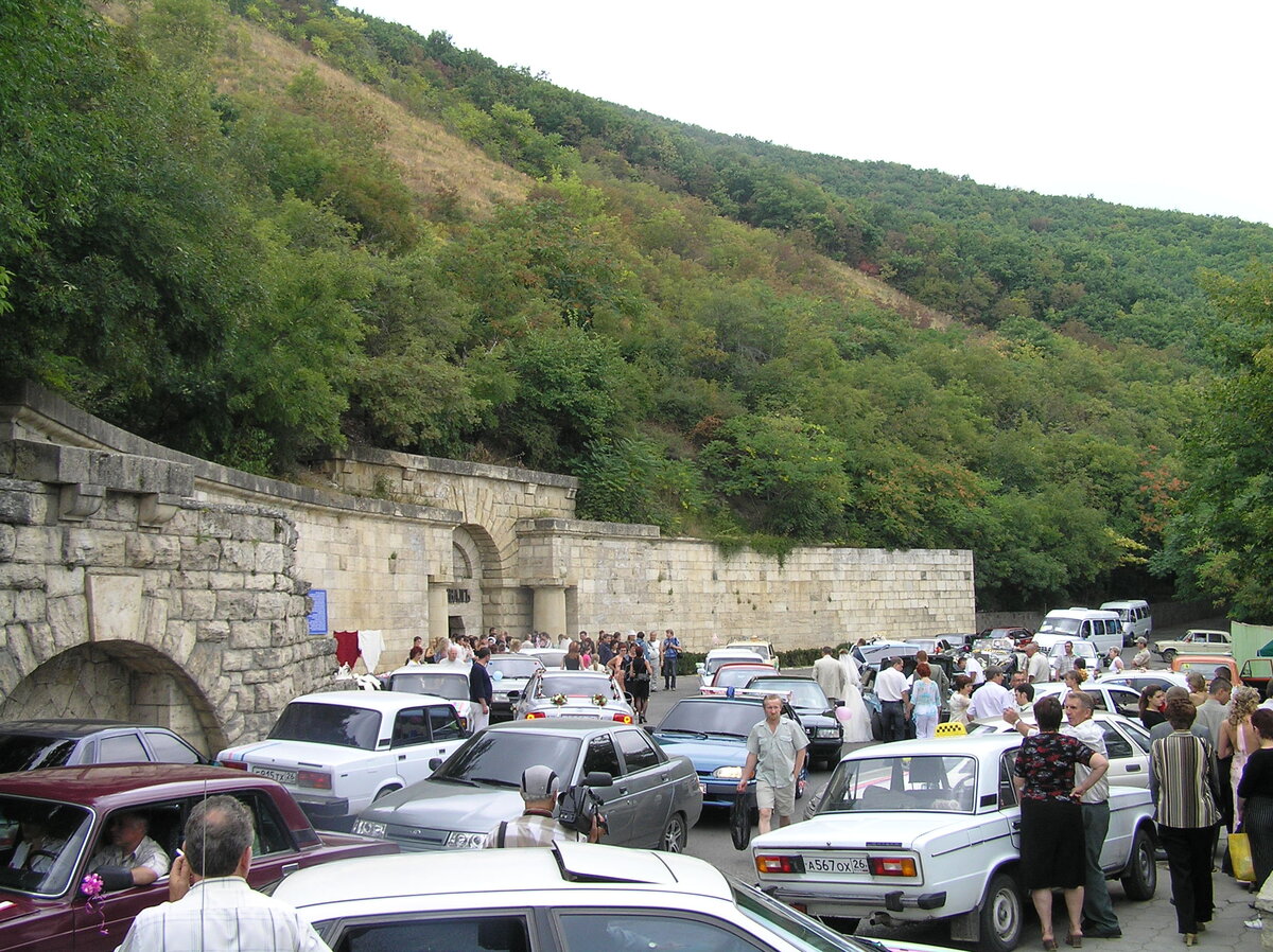 2005 год. А как вам такой Провал? На этом фото основная масса машин - свадебные кортежи. В субботу сюда можно было не приходить, потому что свадьбы приезжали сюда одна за другой! Сейчас, правда, на площади перед Провалом тоже машины ездят, но хотя бы детские игрушечные (фото автора)