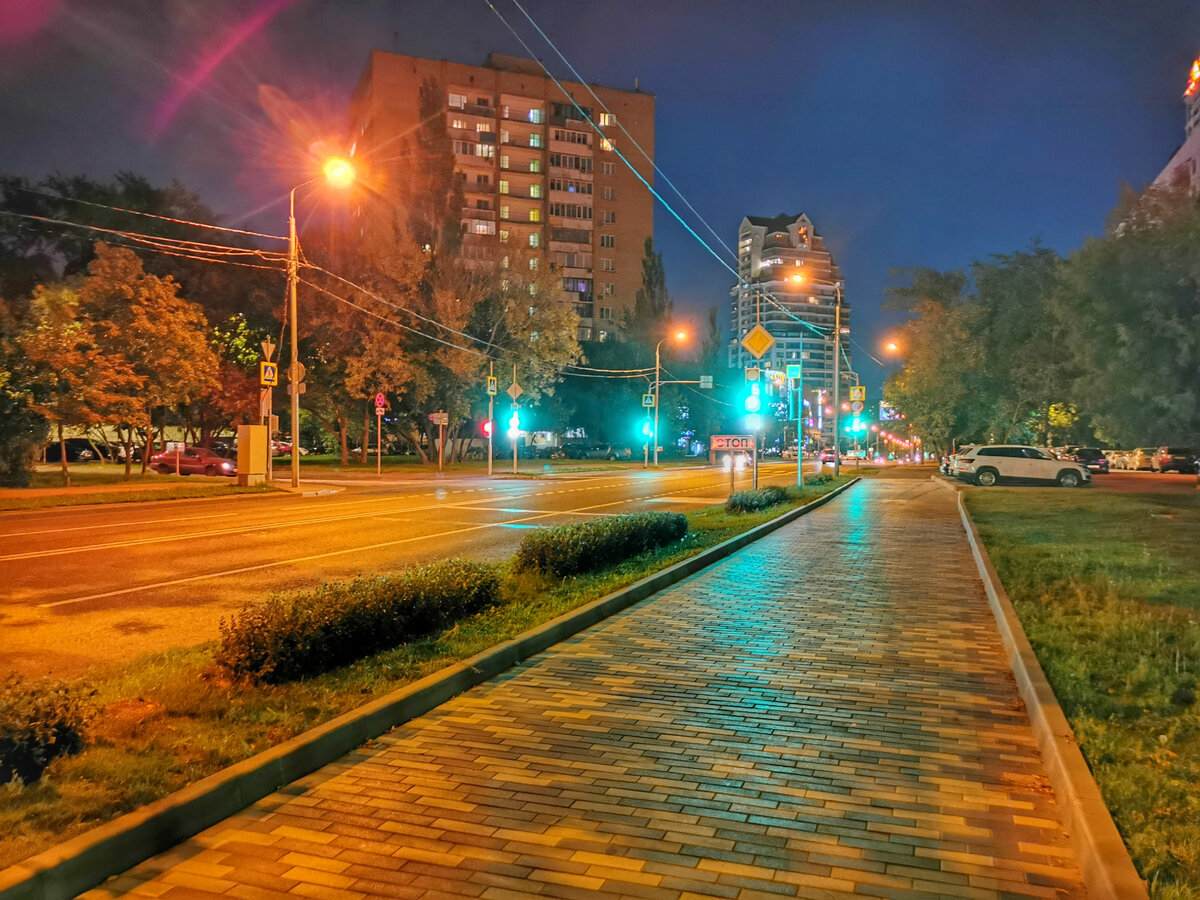 Улица Маршала Бирюзова и новы светофор, установленный на перекрёстке с Пехотной улицей.