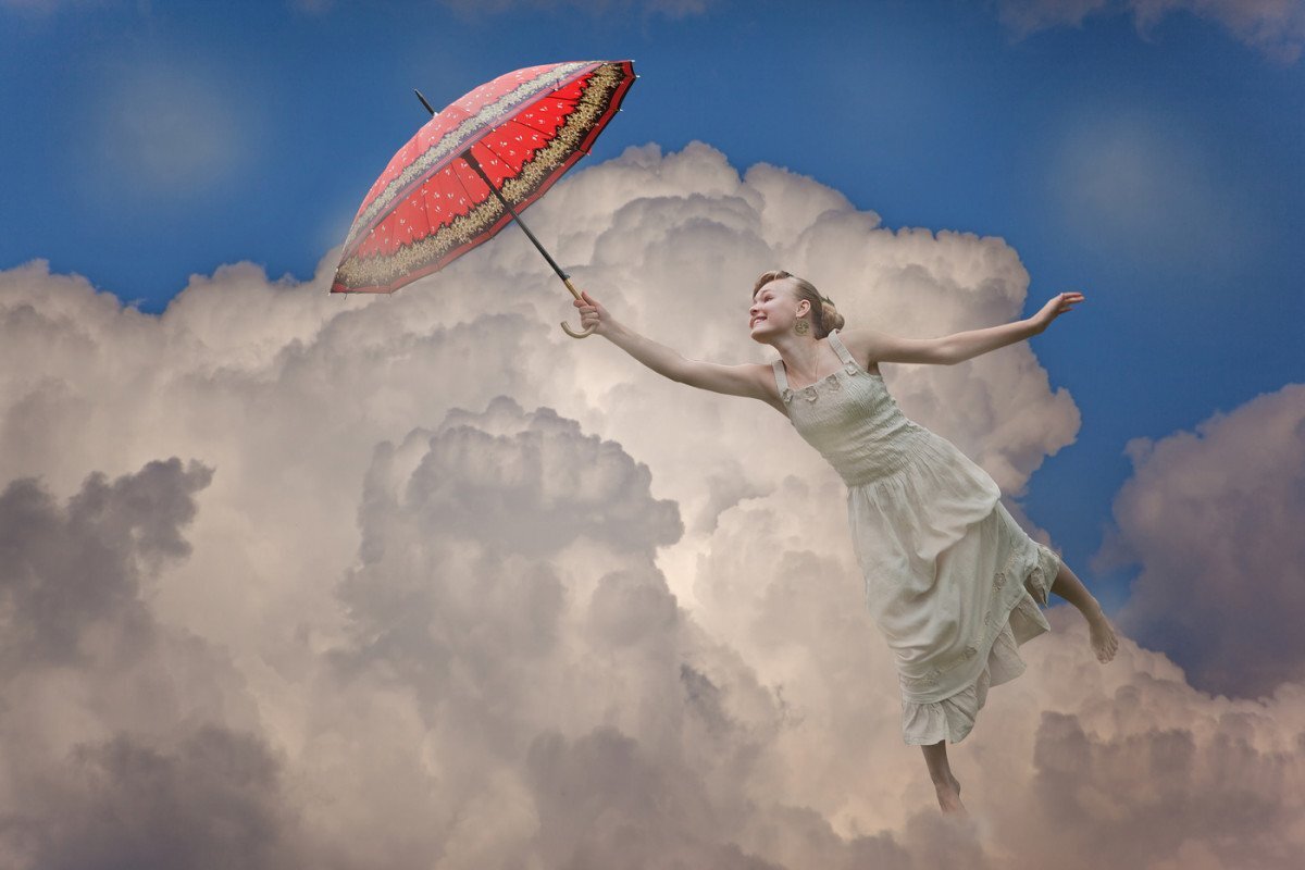 Облака надо мной летят. Девушка летает. Полет в облаках. Девушка парит в облаках. Полет на зонтике.