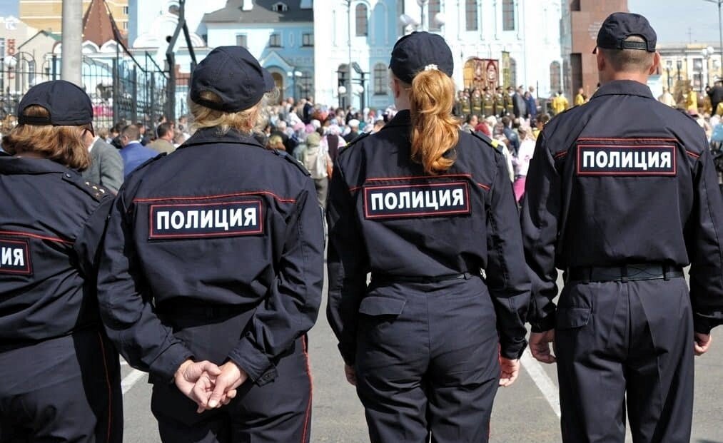 В полиции работают люди как. Сотрудник полиции. Зарплата полицейского. Зарплата в полиции.