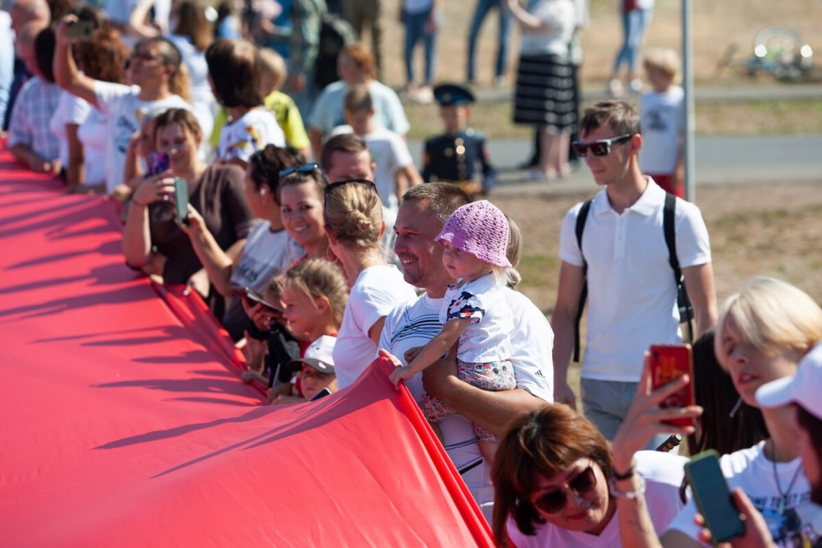    В Подгородней Покровке развернут флаг длиной 1600 метров и шириной 4,5 метра Андрей Севостьянов