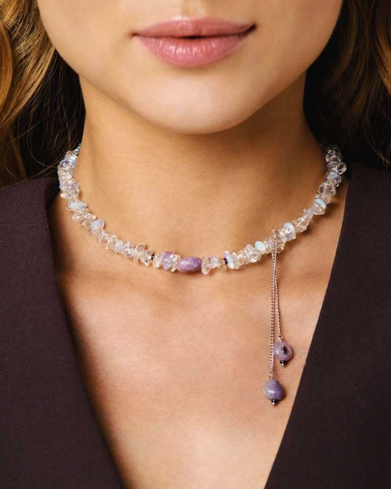 На фото чокер из горного хрусталя, чароита и опалитового стекла