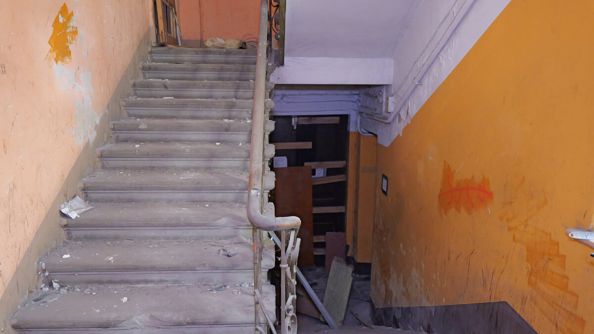 Подъезд в одном из заброшенных домов в центре Риги