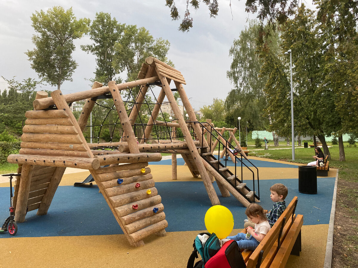 Тут не все видно, еще есть качели и воркаут площадка в том же стиле.