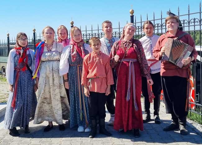 Гостей праздника встречали воспитанники Центра русской культуры «Русичи» и их руководитель Людмила Климова
