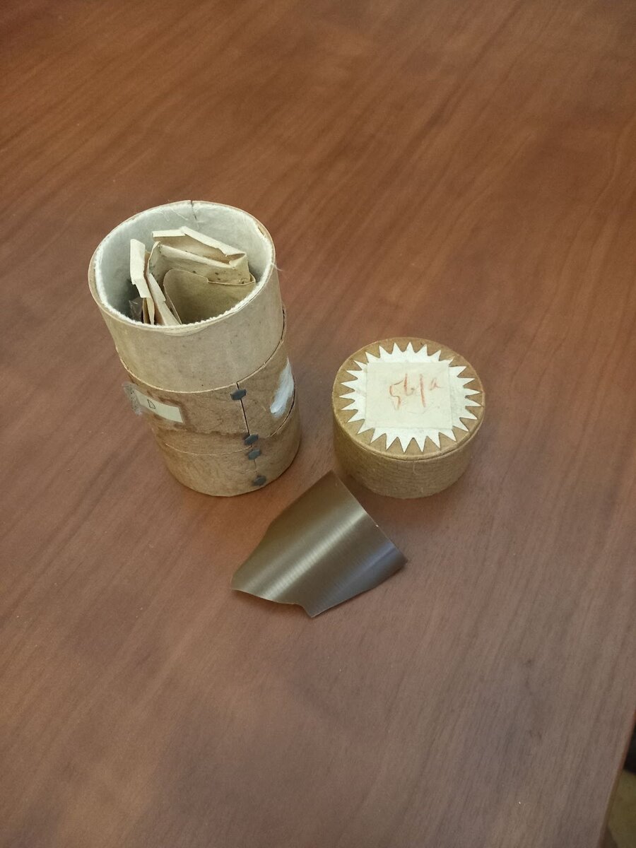 Восковые валики, на которые записывался звук в самых первых инструментах для звукозаписи, являются очень хрупкими и недолговечными