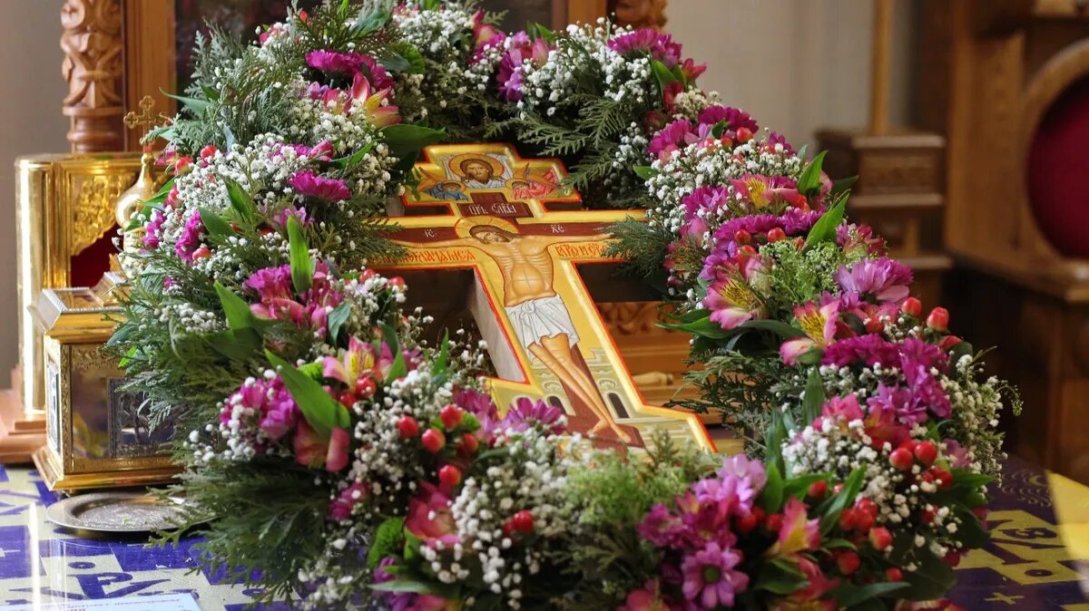 На праздничном аналое оставляют Крест для поклонения верующих. Фото: monuspen.ru