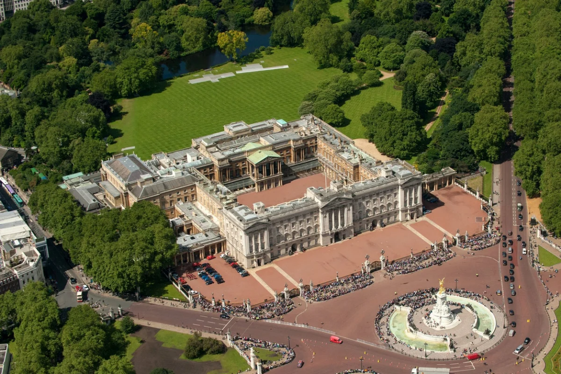    Букингемский дворец - официальная лондонская резиденция и административная штаб-квартира британских монархов.-2