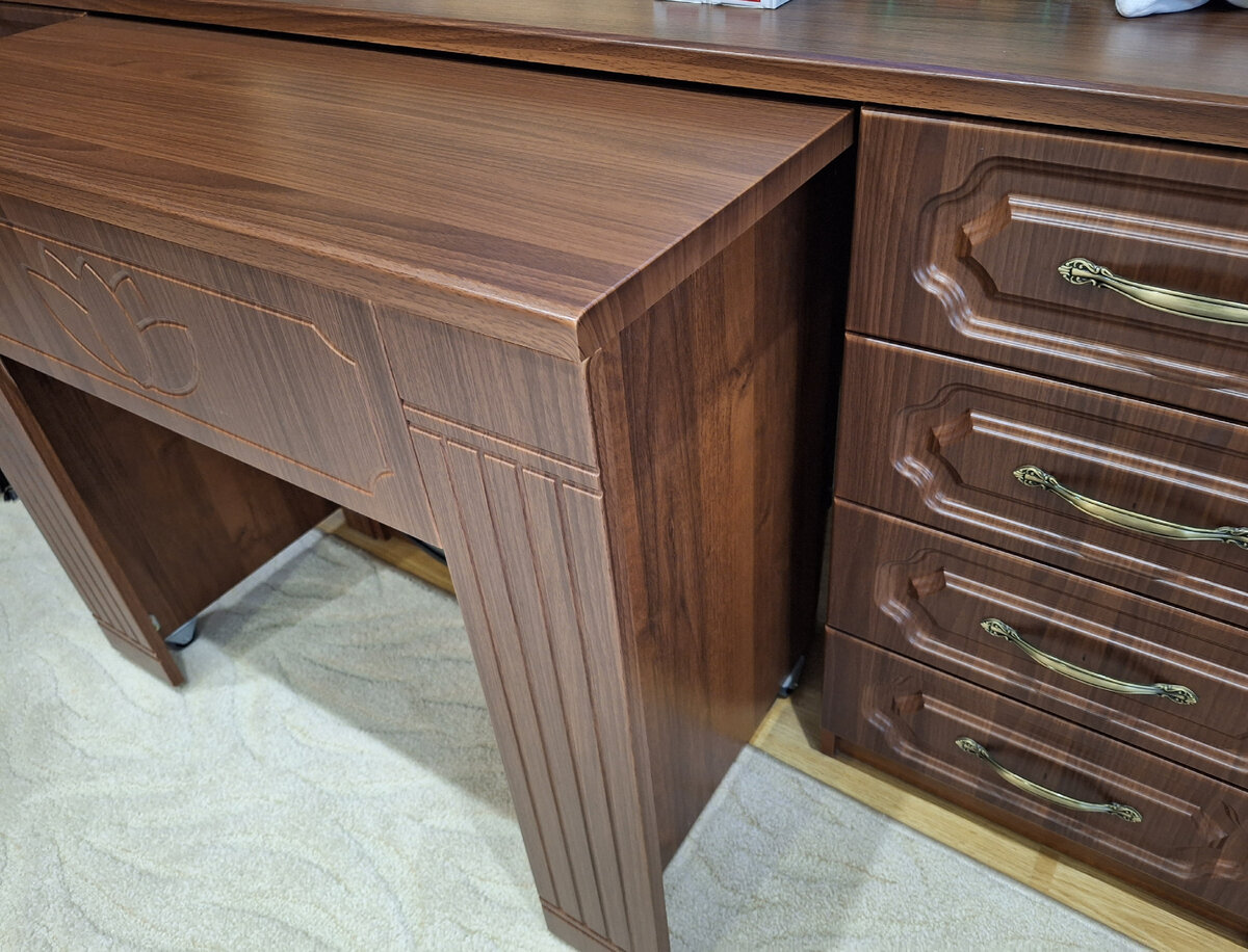 Так вот выдвигается над камином.