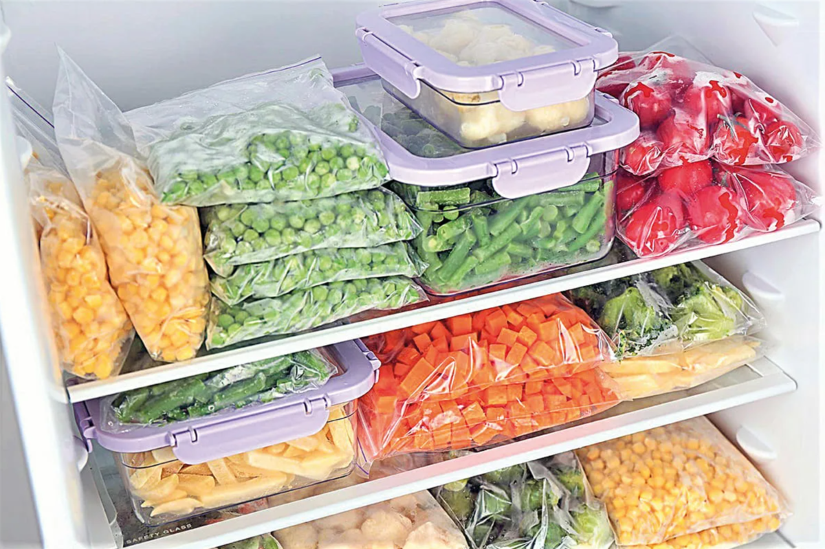 Организация хранения готовой продукции. Заморозка овощей. Саморезка для овощей. Замороженные продукты. Овощи в морозилке.