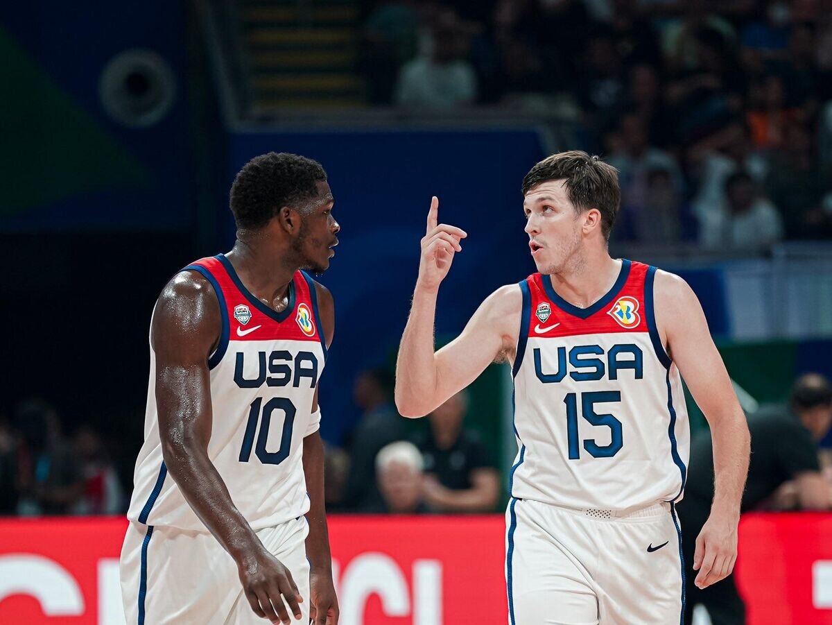    Баскетболисты сборной США Энтони Эдвардс и Остин Ривс (слева направо) на чемпионате мира 2023 года© пресс-служба сборной США по баскетболу