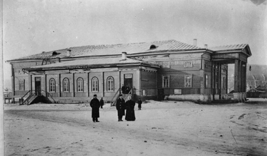 Рис. 1. Здание старого театра на Театральной площади в Красноярске. Конец XIX века. Автор съемки: Ставровский Николай Александрович. [23, д. 1387]