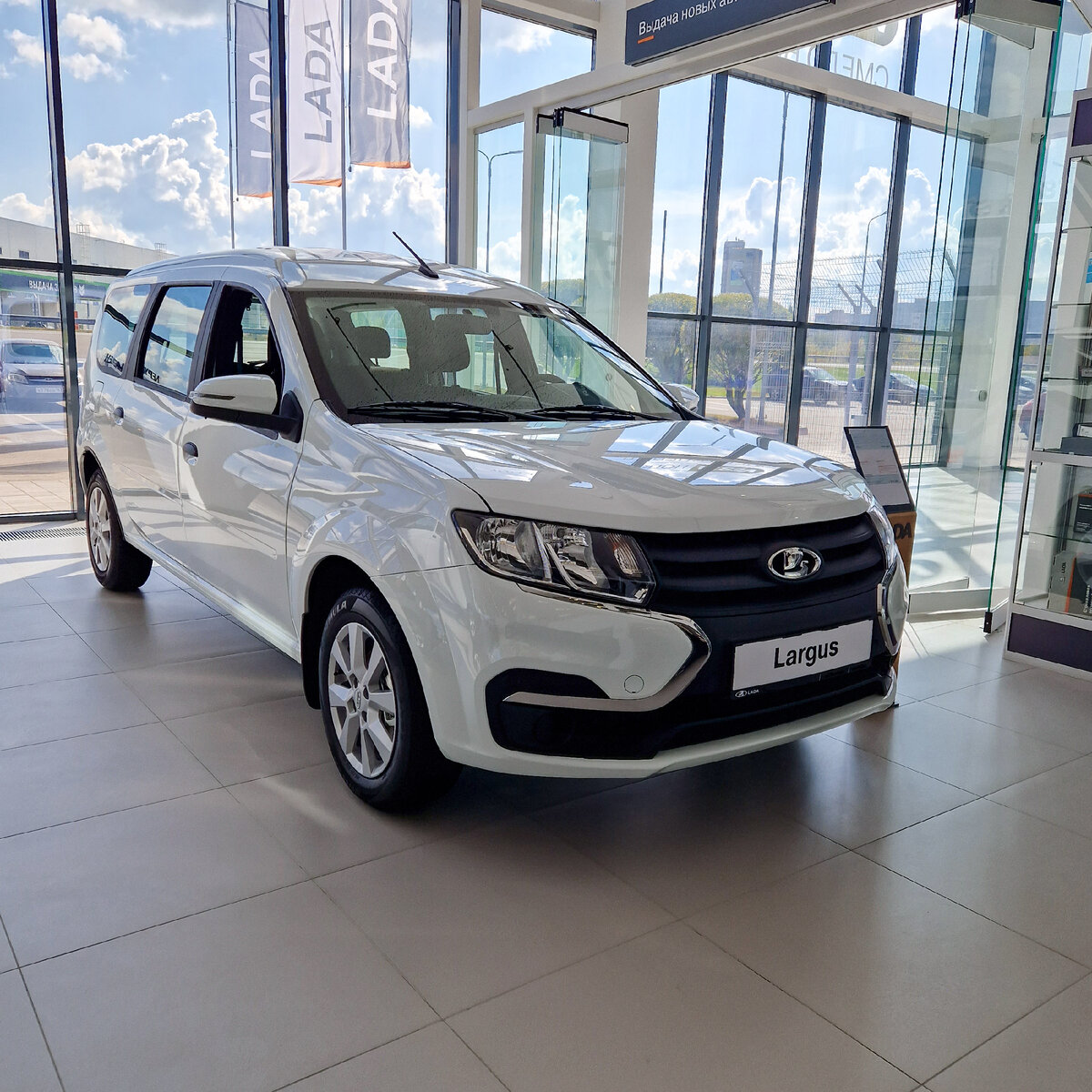 Все LADA Largus из прощальной партии окрашены в белый (ледниковый) неметаллик.