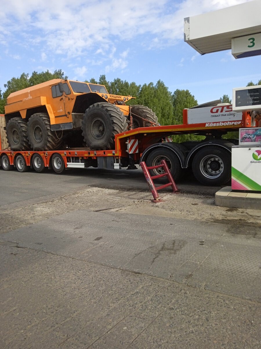 Мы с отцом решили съездить на заправку и заправить машину. На заправке мы увидели снегоболотоход Хищник. Вездеход Хищник это полноприводный автомобиль который часто используется на севере. В основном вездеход приобретают нефти и газо добывающие компании. Снегоболотоход Хищник на шинах низкого давления способен проходить песок, снег и болота. Также данный вездеход хорошо проходит горные , равнинные и лесистые места. 