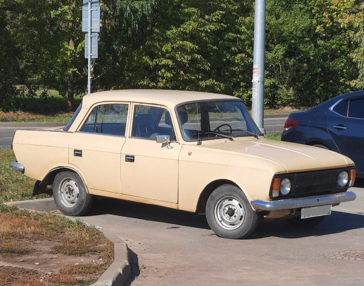 ИЖ (Москвич - 412) во дворе у дома на стоянке