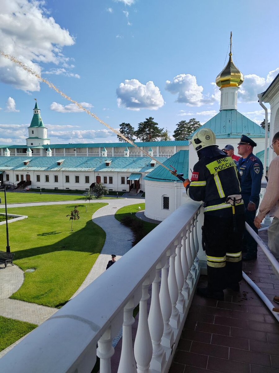 Тесла рядом с Новоиерусалимский монастырь