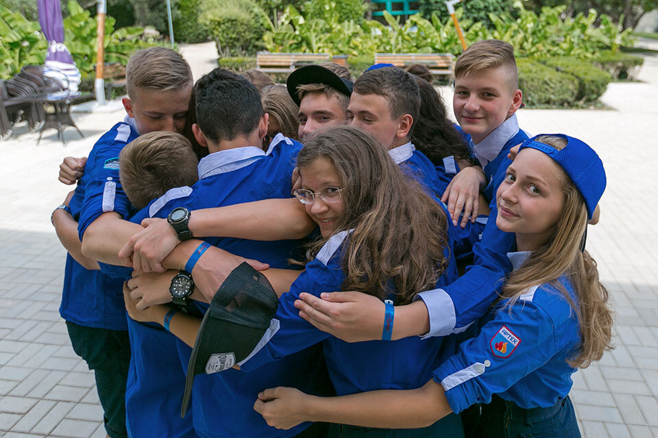 артек россия. школьницы в артеке. открыть артек дети. артек международный детский лагерь. детский лагерь артек 2022 год.