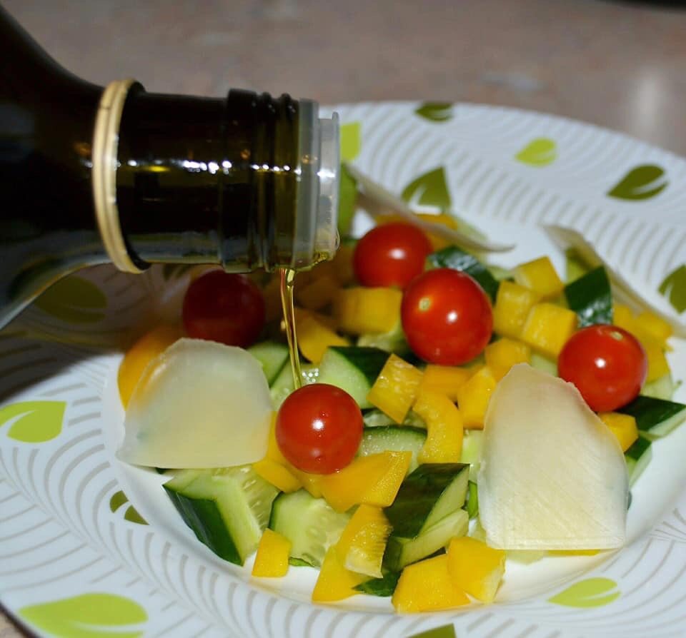 Как приучить ребенка кушать овощи? Как заставить взрослых включить в свой ежедневный рацион овощи? Попробуйте добавить в салат яркие продукты. Разноцветный перец, огурцы, помидоры ( можно разноцветные Черри), авокадо, зелень, красный лук, листки  сыра «Пармезан». Заправить можно оливковым маслом и соком лимона.. Ммм , только представьте этот аромат☀️Будьте здоровы!