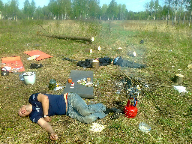 Фото взято из свободного доступа. Если кто то вдруг себя узнает, прошу простить. Люди изображенные на фото не ели те самые сосиски и никакого отношения к данной истории не имеют.