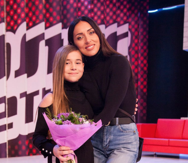 Певица Алсу с дочерью Микеллой, победительницей финала шоу "Голос. Дети"