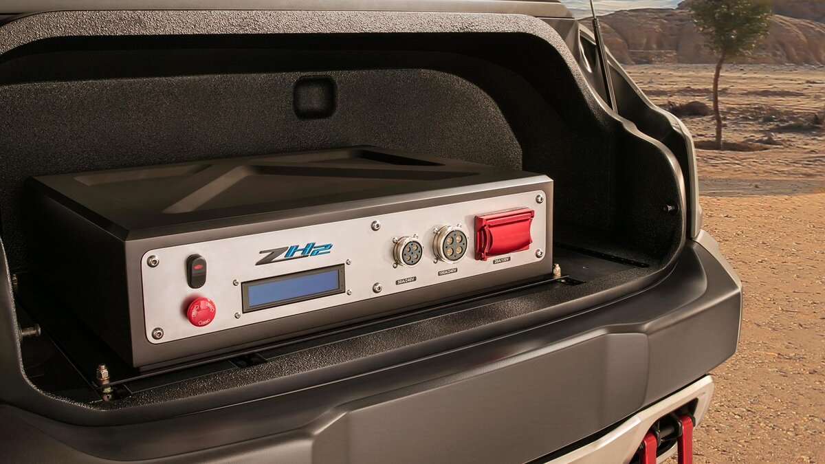 Подключитесь к этому разъему и машина будет питать электричеством полевой лагерь, дачу - всё, что угодно.