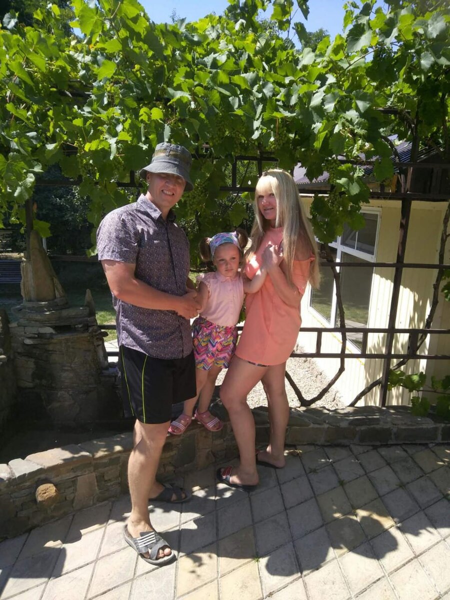 Вика, Дима и их внучка Василиса у нас в гостях