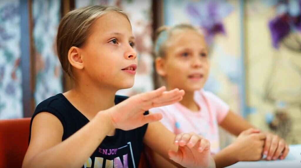 Общение глухих и слабослышащих. Дети с нарушением слуха.. Глухие и слабослышащие дети. Занятия с глухонемыми детьми. Слабослышащие дети в школе.