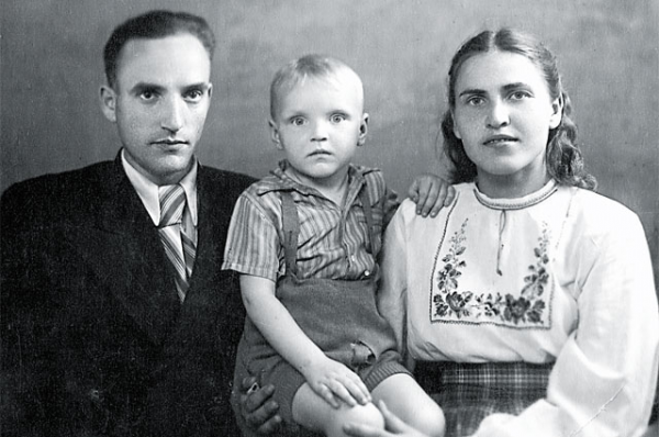 Саша Кайдановский в детстве с родителями. Фото smutokilon.ru