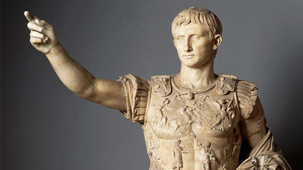 Октавиан Август. Источник фото: http://life-yes.ru/2017/06/07/chto-skryvaet-dospex-oktaviana-tajny-drevnego-rima/2/ 