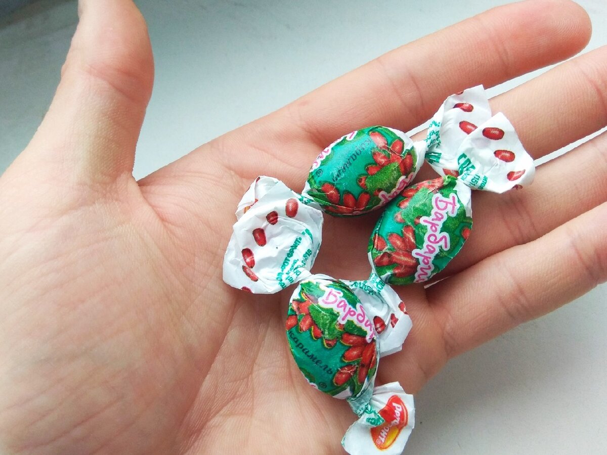 Леденцы как мелочь, раскиданы по всем карманам