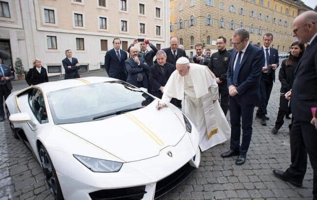 Папа Римский и Lamborghini Huracan