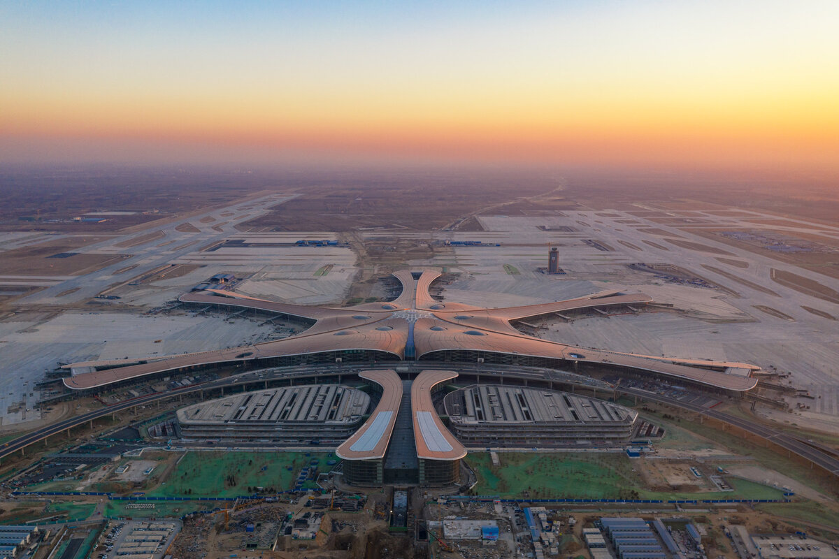 Астана сколько аэропортов. Аэропорт Пекин самолеты. Китай: Daxing International Airport. Вертикальный аэропорт. Аэропорт Пекина панорама.