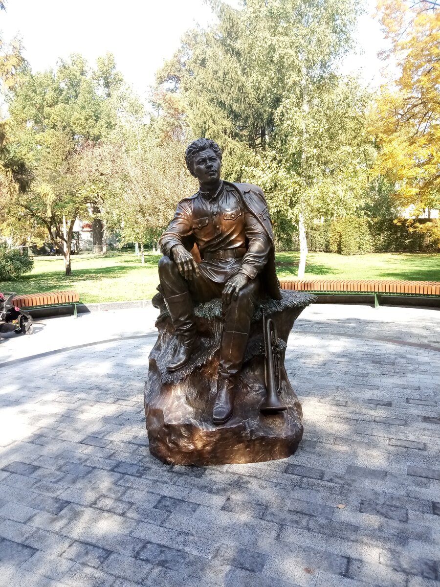 Памятник Леониду Быкову. 