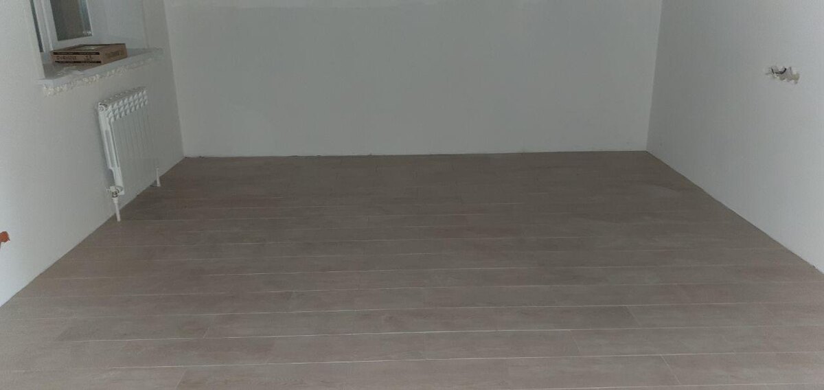 Так теперь выглядит весь пол первого этажа. Мне очень понравился выбор жены. Приятная текстура под дерево. Уютно. Фото Никитина.