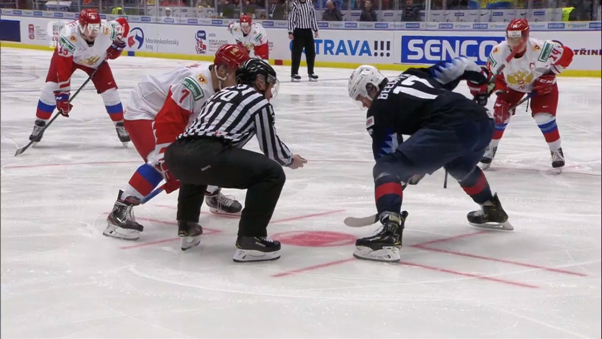 В такой позиции, ожидая гол, находились и игроки, и болельщики. Скриншот матча Россия-США