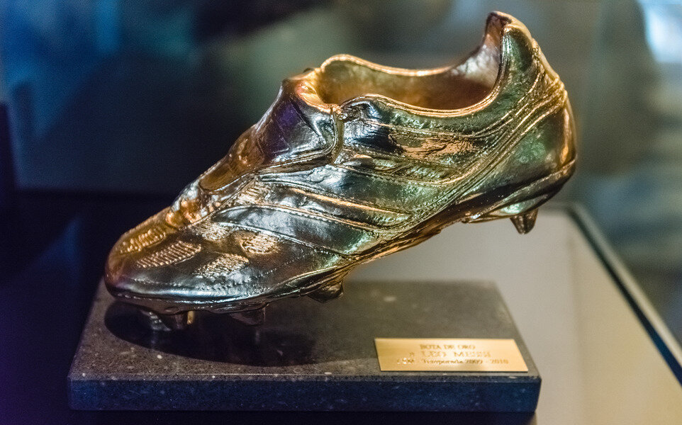 Трофей «Золотая бутса», присужденный Лионелю Месси в 2017 году, фото: shutterstock.com